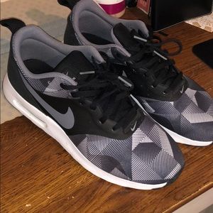 Nike tavas shoes size 8